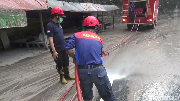 Abu Semeru Licin dan Berdebu, Damkar Bersihkan Jalur Lumajang-Malang
