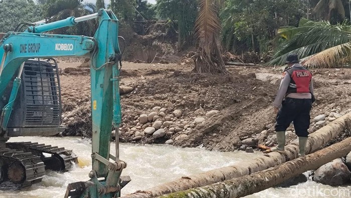 Polisi Bikin Jembatan Darurat di Agam yang Sempat Terbawa Arus Sungai
