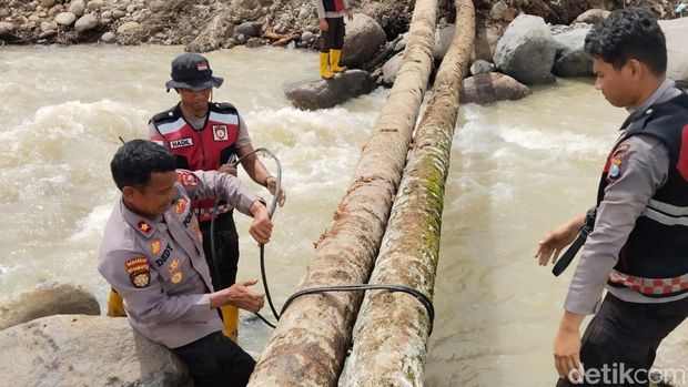 Polda Sumbar dan Riau kini membangun jembatan darurat yang menghubungkan antardesa di Nagari Salareh Aia, Kabupaten Agam, Sumbar. (Mei Amelia/detikcom) Polda Sumbar dan Riau kini membangun jembatan darurat yang menghubungkan antardesa di Nagari Salareh Aia, Kabupaten Agam, Sumbar. (Mei Amelia/detikcom)