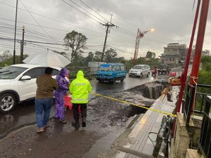 Jalan di Kintamani Jebol Akibat Hujan Deras, Pipa PDAM Ikut Putus