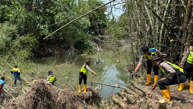 Polres Klaten bersihkan sungai Sat Samapta Polres Klaten bersama instansi terkait saat membersihkan rumpunan bambu di Sungai Bloro dan anak Sungai Bengawan Solo di Desa Kupang, Kecamatan Karangdowo.