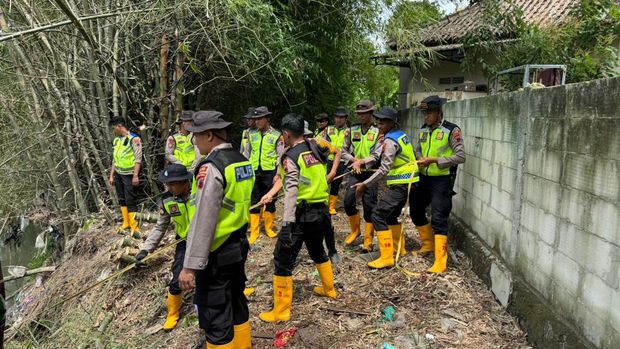 Polres Klaten bersihkan sungai Sat Samapta Polres Klaten bersama instansi terkait saat membersihkan rumpunan bambu di Sungai Bloro dan anak Sungai Bengawan Solo di Desa Kupang, Kecamatan Karangdowo.