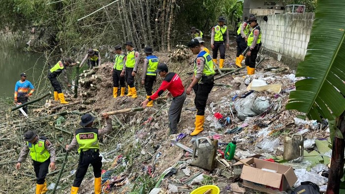 Cegah Banjir, Polres Klaten Bantu Warga Bersihkan Bambu di Sungai Bloro