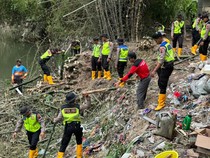 Cegah Banjir, Polres Klaten Bantu Warga Bersihkan Bambu di Sungai Bloro