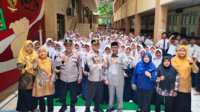 Polisi Sambangi SMP-SMA di Cengkareng, Imbau Siswa Jauhi Tawuran-Judol