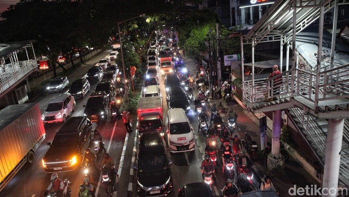 Kendaraan terjebak kemacetan imbas penanganan kebakaran ruko di Jl Letjen Suprapto, Kemayoran, Selasa (9/12/2025).