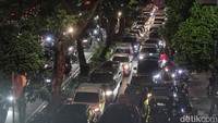 Penutupan dilakukan karena area tersebut dipadati mobil pemadam, ambulans, dan petugas yang masih melakukan penyisiran. 