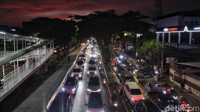 Kendaraan terjebak kemacetan imbas penanganan kebakaran ruko di Jl Letjen Suprapto, Kemayoran, Selasa (9/12/2025).