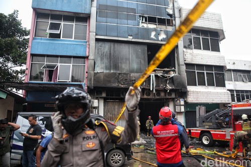 Petugas pemadam kebakaran mengeluarkan asap saat melakukan pencarian korban kebakaran di perkantoran Terra Drone di jalan Letjen Soeprapto, Cempaka Baru, Kemayoran, Jakarta Pusat, Selasa (9/12/2025) pukul 17.15 WIB.