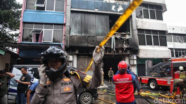 Potret Terkini Pascakebakaran di Cempaka Putih, 21 Orang Tewas Petugas pemadam kebakaran mengeluarkan asap saat melakukan pencarian korban kebakaran di perkantoran Terra Drone di jalan Letjen Soeprapto, Cempaka Baru, Kemayoran, Jakarta Pusat, Selasa (9/12/2025) pukul 17.15 WIB.