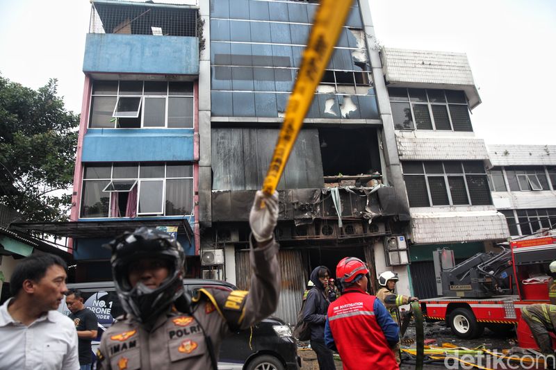 Petugas pemadam kebakaran mengeluarkan asap saat melakukan pencarian korban kebakaran di perkantoran Terra Drone di jalan Letjen Soeprapto, Cempaka Baru, Kemayoran, Jakarta Pusat, Selasa (9/12/2025) pukul 17.15 WIB.