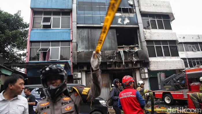 Petugas pemadam kebakaran mengeluarkan asap saat melakukan pencarian korban kebakaran di perkantoran Terra Drone di jalan Letjen Soeprapto, Cempaka Baru, Kemayoran, Jakarta Pusat, Selasa (9/12/2025) pukul 17.15 WIB.
