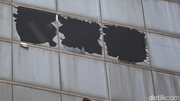 Petugas pemadam kebakaran mengeluarkan asap saat melakukan pencarian korban kebakaran di perkantoran Terra Drone di jalan Letjen Soeprapto, Cempaka Baru, Kemayoran, Jakarta Pusat, Selasa (9/12/2025) pukul 17.15 WIB.