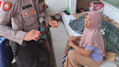 Pria ditemukan meninggal mendadak (dibalut kain) di depan warung madura di Banjar Badung, Desa Pejaten, Kecamatan Kediri, Tabanan, Selasa (9/12/2025) pagi.