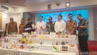 Badan Pengawas Obat dan Makanan (BPOM) RI mengungkap peredaran kosmetik ilegal bernilai 1,8 triliun rupiah. Produk ini ditemukan tanpa izin edar dan berpotensi membahayakan kesehatan. (Foto: DetikHealth/Averus Al Kautsar)