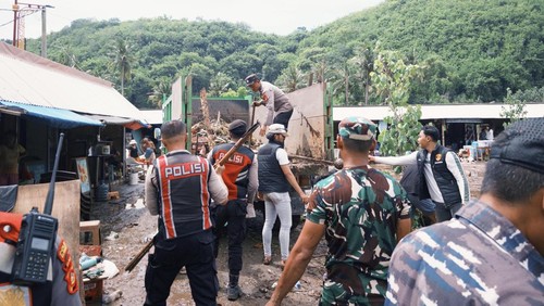 Proses pembersihan pasca bencana banjir di Kawasan Crystal Bay, Nusa Penida, Selasa (9/12/2025). (Polsek Nusa Penida)