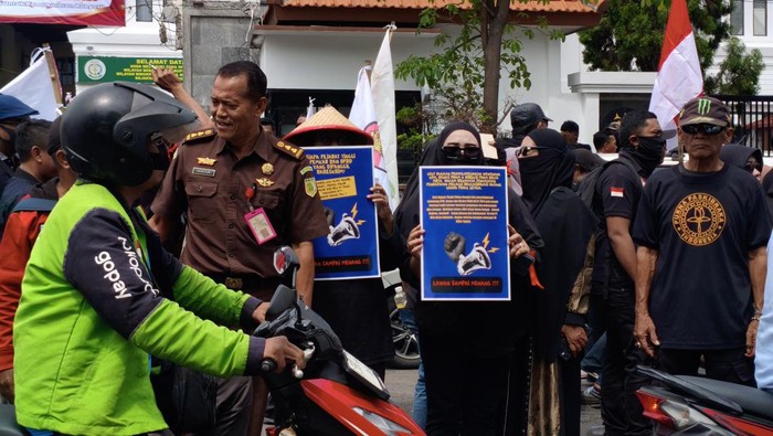 Soroti Kepemimpinan, Puluhan Warga di Sidoarjo Demo Hari Antikorupsi