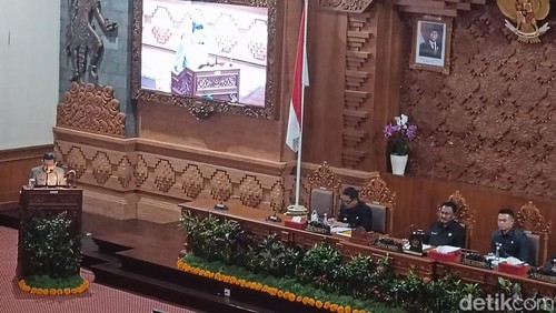 Rapat paripurna ke-44 masa persidangan III 2025 yang membahas mengenai tiga Ranperda di kantor DPRD Denpasar pada Selasa (9/12/2025).