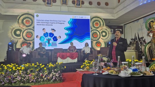 Rektor UHN IGB Sugriwa, I Gusti Ngurah Sudiana, memaparkan program kampusnya dalam Media Gathering, Selasa (9/12/2025). (Ni Komang Ayu Leona Wirawan/detikBali)