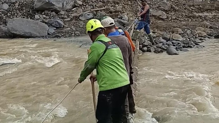 Tak Cuma Galang Dana, Bonek Turun Langsung Evakuasi Korban Bencana Sumatera
