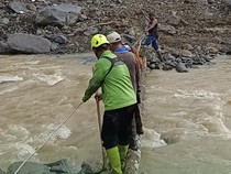 Tak Cuma Galang Dana, Bonek Turun Langsung Evakuasi Korban Bencana Sumatera