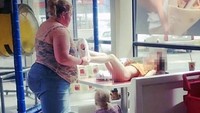 Bikin kaget banyak orang, seorang ibu nekat mengganti popok anaknya tepat di atas meja restoran. Bukan di toilet, bukan di ruang ganti, melainkan di tengah kerumunan. Foto: Bored Panda