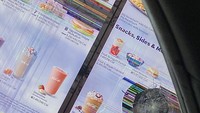 Layar pemesanan drive-thru di restoran ini tampak seperti baru dihantam, setengah hancur dan nyaris tak bisa digunakan. Pelanggan berikutnya dijamin kebingungan. Foto: Bored Panda