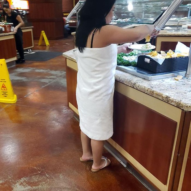 9 Potret Restoran Berantakan, Pengunjung Ganti Popok dan Pakai Handuk!