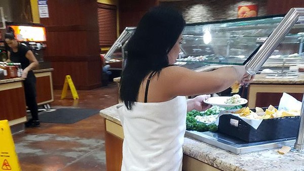 9 Potret Restoran Berantakan, Pengunjung Ganti Popok dan Pakai Handuk!
