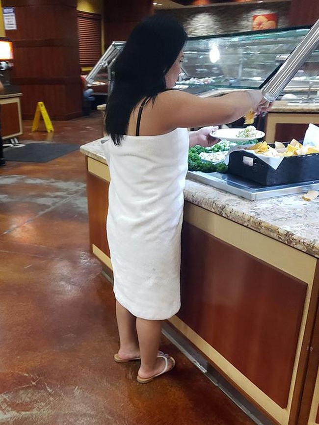 9 Potret Restoran Berantakan, Pengunjung Ganti Popok dan Pakai Handuk!