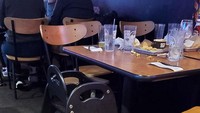 Ajakan untuk membersihkan meja sendiri tampaknya belum dilakukan semua orang di restoran. Buktinya, masih ada pelanggan yang meninggalkan meja dalam kondisi super berantakan. Foto: Bored Panda