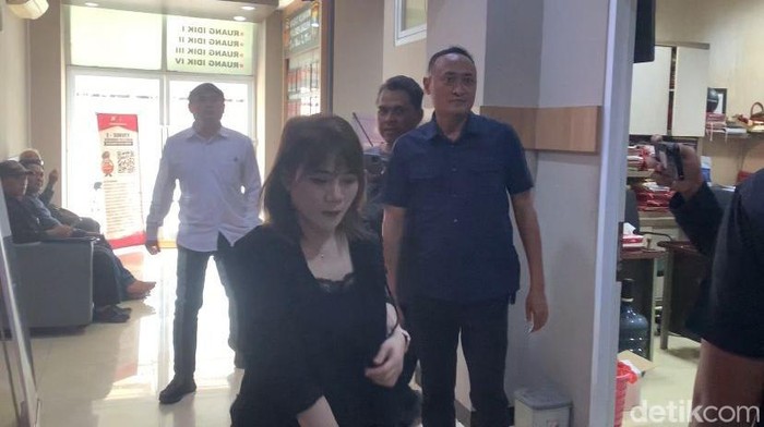 Selebgram Tipu Ratusan Orang di Gresik Tampil Hedon saat Diperiksa Polisi