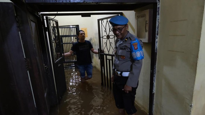 Sejumlah polisi melaksanakan apel pagi di tengah banjir rob di halaman Polsek Sungai Kakap, Kabupaten Kubu Raya, Kalimantan Barat, Selasa (9/12/2025). Banjir rob yang melanda daerah itu sejak Senin (8/12) merendam kantor Polsek Sungai Kakap namun pelayanan kepada masyarakat tetap berlangsung, sementara para tahanan telah dipindahkan ke Polres Kubu Raya. ANTARA FOTO/Jessica Wuysang