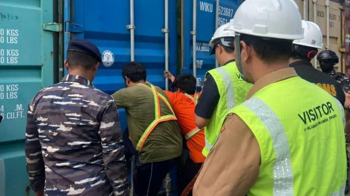 Tim gabungan membongkar kontainer berisi rokok ilegal di Pelabuhan Dwikora Pontianak