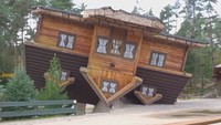 Dilansir dari Click Petroleo Gas, rumah terbalik ini berupa arsitektur rumah kayu tradisional Kashubian. Rumah tersebut berdiri miring di atas atap. Foto: Bolesławiec Television