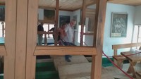 Semua sisi bangunan beserta isinya terbalik, termasuk furniture, lukisan, dan benda pada plafon. Pengunjung pun berjalan di permukaan yang seharusnya menjadi plafon rumah. Foto: Bolesławiec Television