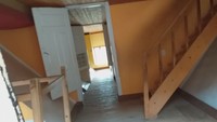 Pengunjung bisa masuk rumah melalui jendela pada loteng rumah. Struktur rumah dirancang untuk memicu vertigo sehingga tak jarang ada pengunjung yang mengeluhkan pusing karena perspektif bangunan terbalik. Foto: Bolesławiec Television