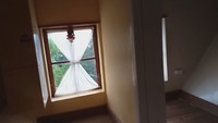 Rumah ini digagas oleh Daniel Czapiewski, seorang pengusaha dan filantropis asal Polandia. Dibangun pada 2007, rumah itu merupakan alegori dunia modern, terutama Polandia di bawah rezim komunis, sebuah sistem yang ‘mengubah segalanya’ atau istilahnya ‘turned everything upside down’ menurut Czapiewski. Foto: Bolesławiec Television