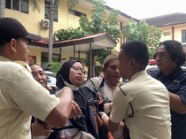 Datangi RS Polri, Keluarga Korban Kebakaran Gedung di Jakpus Pingsan