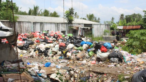 Sampah menggunung hingga ke tepi jalan di TPS Kecamatan Kediri, Lombok Barat, imbas pembatasan pembuangan ke TPA Kebon Kongok, Selasa (9/12/2025). (M Zahiruddin/detikBali)