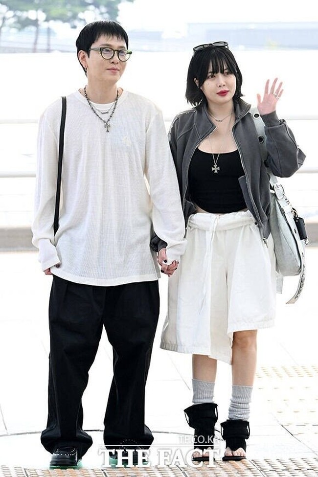 HyunA dihadapkan dengan rumor kehamilan di luar nikah usai terlihat di Bandara Internasional Incheon pada 2024. Ia akhirnya membuat unggahan motivasi diet dengan caption, “HyunA kamu terlalu banyak makan. Sadarlah dan mulai diet ketat. Dulu kamu kurus kering. Ayo coba diet lagi.” Foto: Instagram