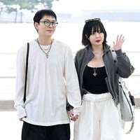 HyunA dihadapkan dengan rumor kehamilan di luar nikah usai terlihat di Bandara Internasional Incheon pada 2024. Ia akhirnya membuat unggahan motivasi diet dengan caption, “HyunA kamu terlalu banyak makan. Sadarlah dan mulai diet ketat. Dulu kamu kurus kering. Ayo coba diet lagi.” Foto: Instagram