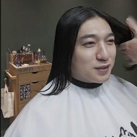 Leader dan vokalis band DAY6, Sungjin disebut bak beda orang setelah mengalami kenaikan berat badan tahun ini. Dalam sebuah konten, ia tampak melakukan hair treatment. Namun netizen justru salah fokus dengan wajahnya yang membengkak dan “terlihat lebih tua.” Foto: Instagram