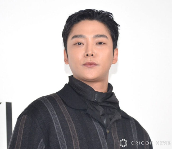 Mantan personel SF9 ini menuai sorotan saat mengunjungi butik Calvin Klein di Harajuku. Rowoon diduga mengalami kenaikan berat badan karena makan enak sebelum harus memulai wajib militer Oktober kemarin. Foto: Instagram