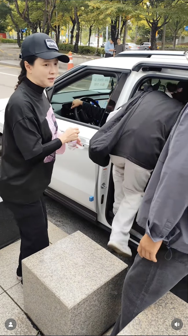 Song Ji Hyo menghampiri penggemar untuk memberikan tanda tangan usai jadwal promosi film Home Behind Bars. Netizen justru salah fokus, menyorot bagian pipi dan dagu member Running Man itu terlihat membengkak. Foto: Instagram