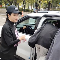Song Ji Hyo menghampiri penggemar untuk memberikan tanda tangan usai jadwal promosi film Home Behind Bars. Netizen justru salah fokus, menyorot bagian pipi dan dagu member Running Man itu terlihat membengkak. Foto: Instagram