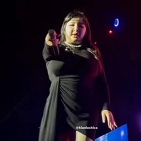 Park Bom membuat publik khawatir dengan kondisi kesehatannya saat tampil di festival musik POPtival di Filipina pada 2022. Kenaikan berat badannya dipengaruhi oleh obat ADD dan limfedema yang dikonsumsinya. Foto: Instagram