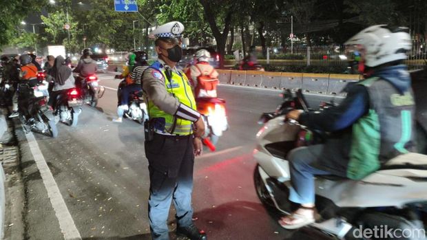 Sejumlah warga mendatangi lokasi gedung yang terbakar di Cempaka Baru, Kemayoran, Jakpus. Polisi mengatur lalu lintas (lalin) agar tak terjadi kemacetan parah. (Kurniawan/detikcom) Sejumlah warga mendatangi lokasi gedung yang terbakar di Cempaka Baru, Kemayoran, Jakpus. Polisi mengatur lalu lintas (lalin) agar tak terjadi kemacetan parah. (Kurniawan/detikcom)