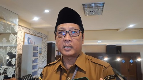Sekda Mataram, Lalu Alwan Basri, saat diwawancarai, Selasa (9/12/2025). (Nathea Citra/detikBali)