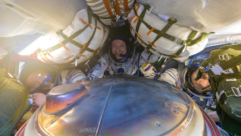 NASA astronaut Jonny Kim, Roscosmos cosmonauts Sergey Ryzhikov and Alexey Zubritskiy react inside the Soyuz MS-27 space capsule upon returning from the International Space Station (ISS) in a remote area near Zhezkazgan, Kazakhstan, December 9, 2025. NASA/Bill Ingalls/Handout via REUTERS ATTENTION EDITORS - THIS IMAGE HAS BEEN SUPPLIED BY A THIRD PARTY. MANDATORY CREDIT.